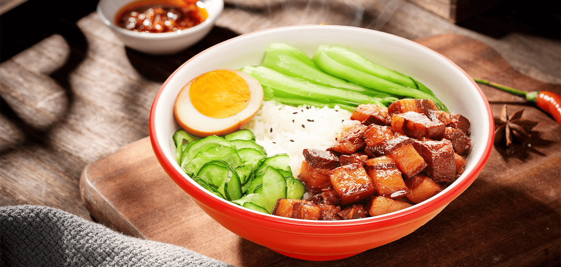 黑金卤肉饭